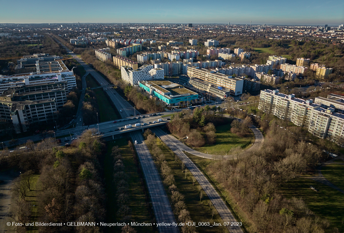 07.01.2023 - Luftbilder vom Plettzentrum mit Montessori Schule in Neuperlach